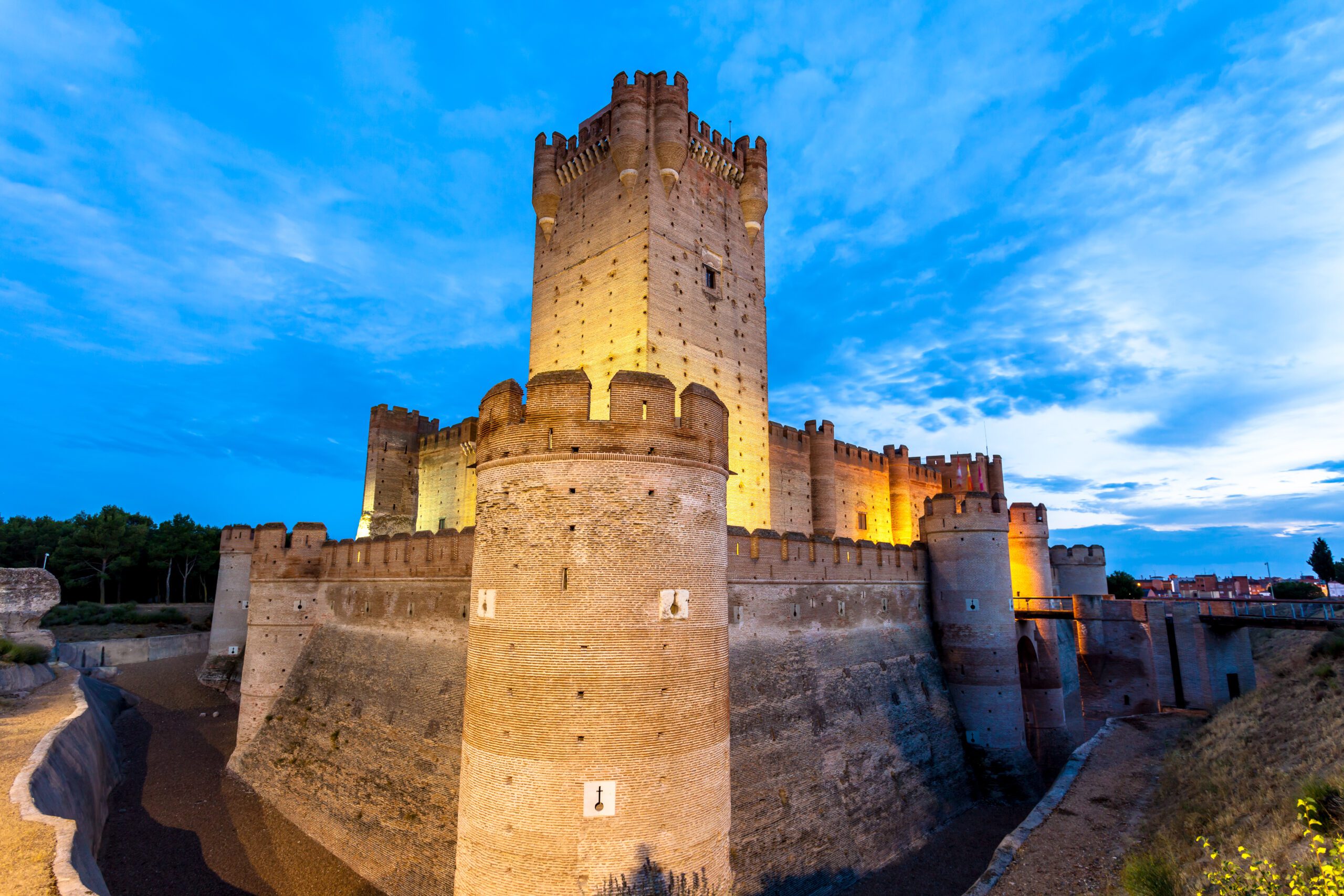 Fuente: https://castillospedia.com/castillos/castilla-y-leon/valladolid/castillo-de-la-mota/
